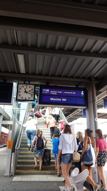 there are trains every hour connecting Regensburg and Munich