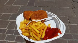 Wiener schnitzel mit pomme frites und tomatenketchup!