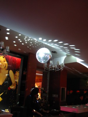 Clinique Repairwear Laser Focus: Society Lounge