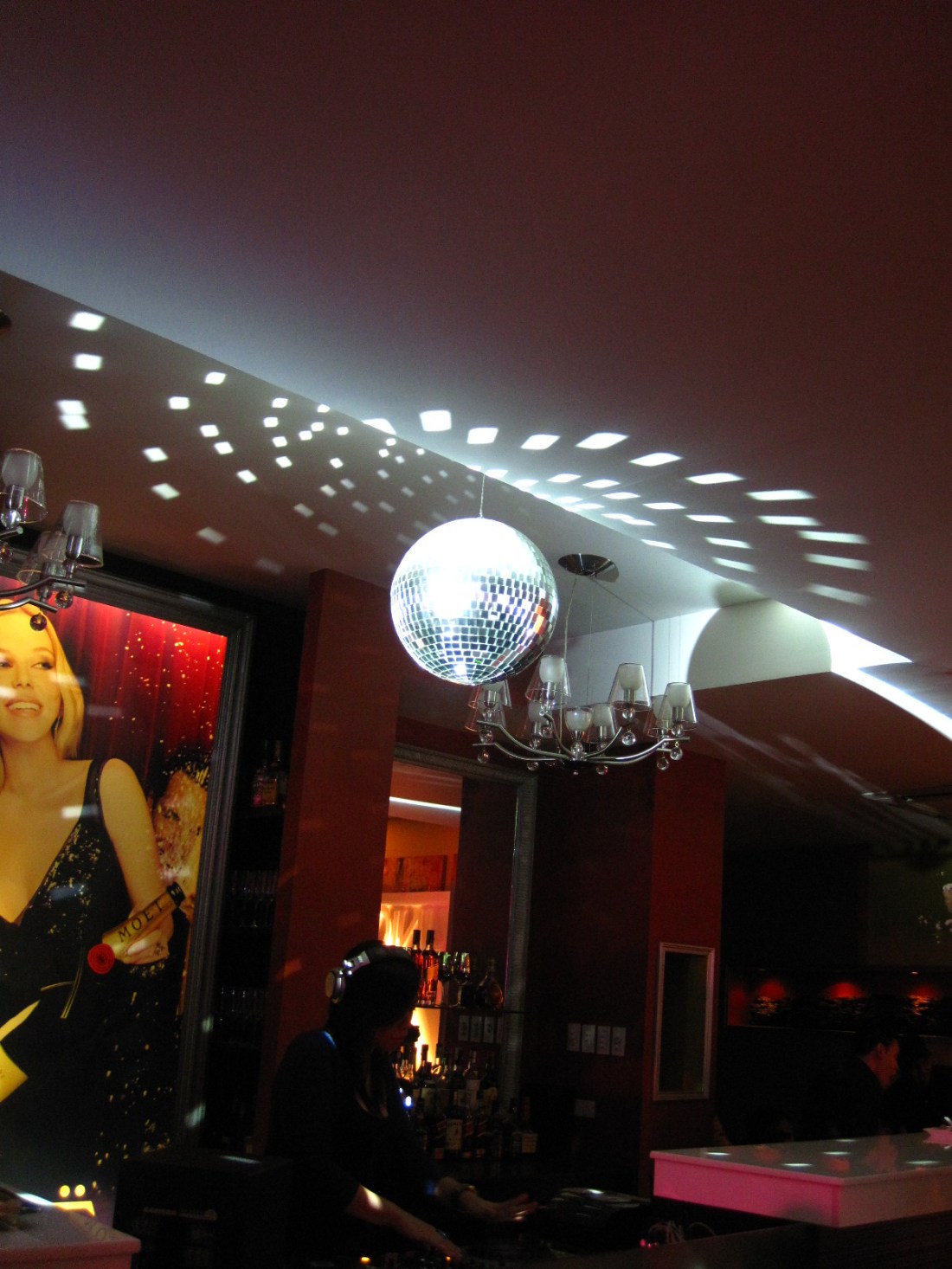 Clinique Repairwear Laser Focus: Society Lounge